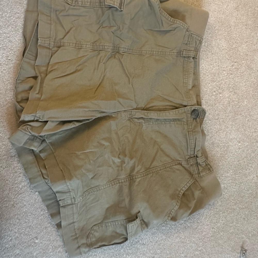 Lee 16 Women's Medium Cargo Shorts‎ in Olive